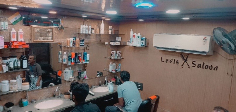 LEVIS SALOON 