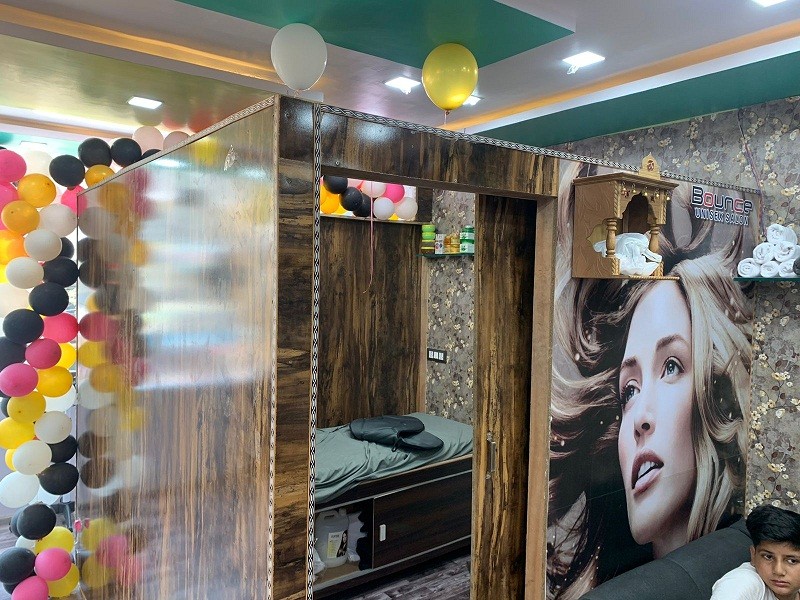 BOUNCE UNISEX SALOON 